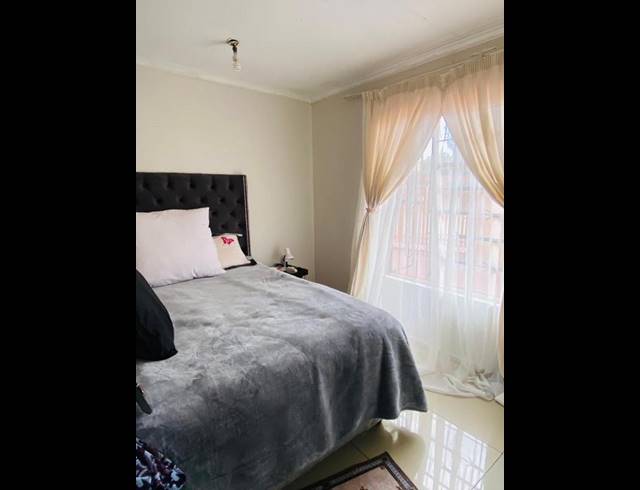 6 BEDROOM HOUSE FOR SALE IN TEMBISA CENTRAL